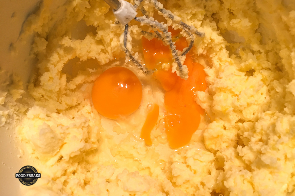 Butter, Zucker, Salz und Eier in der Rührschüssel.