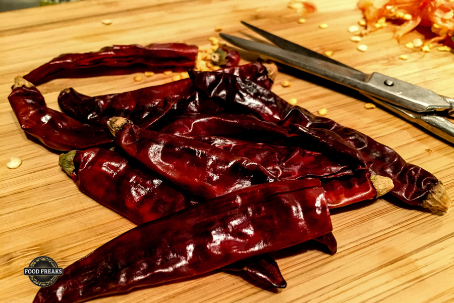 Getrocknete aufgeschnittene Chili mit Kernen.