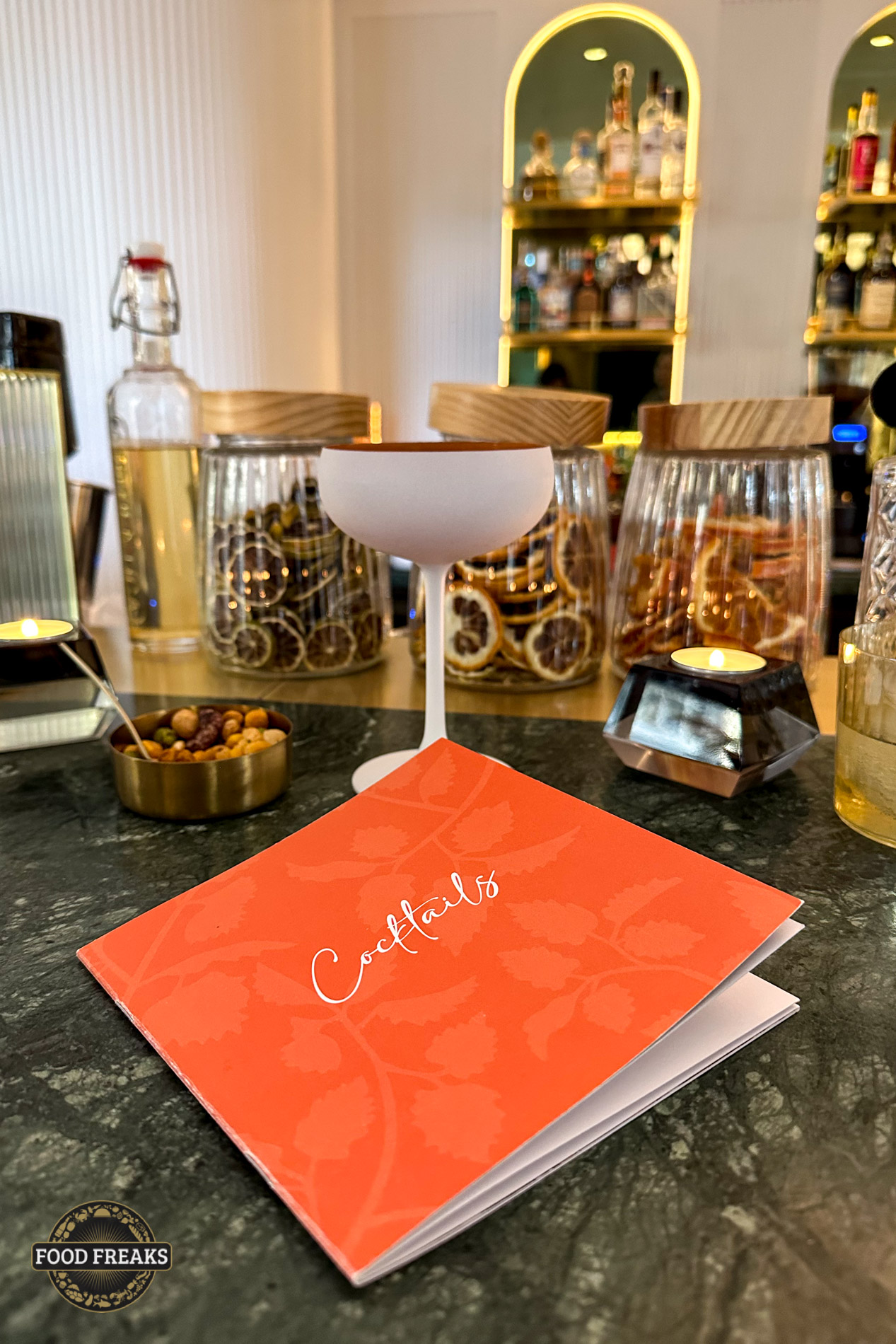Cocktailkarte auf der Bar