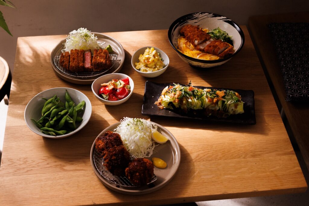 Japanische Katsu-Gerichte und Beilagen im Restaurant Katsuya Zürich