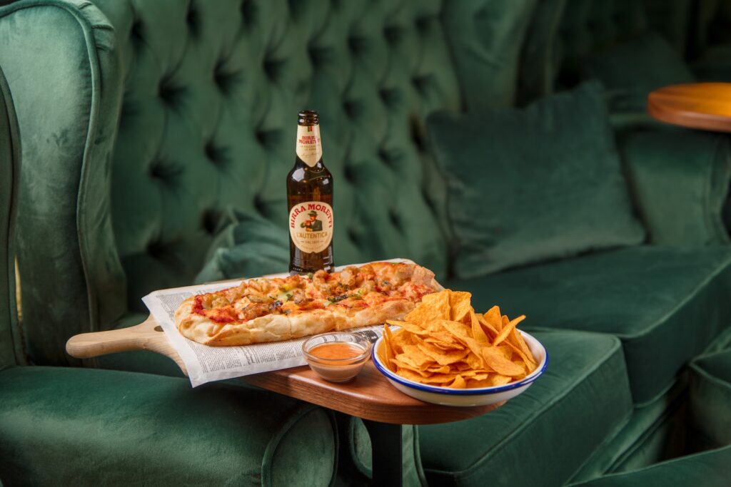 Pinsa, Nachos und Bier in einem KINOKONI-Kinosaal